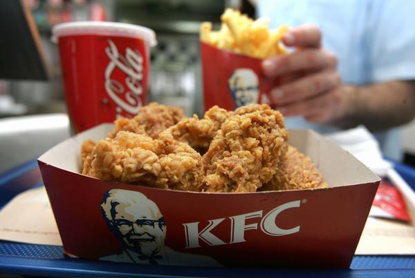 Theo Huffingtonpost, hàng loạt đồ uống tại McDonald’s, KFC và Burger King đã dính nghi vấn nhiễm khuẩn độc hại với con người.  [kfc]