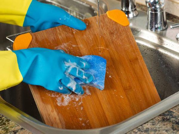 Dụng cụ trong nhà bếp ngày nào bạn cũng dùng này chứa nhiều vi khuẩn gấp 200 lần bồn cầu