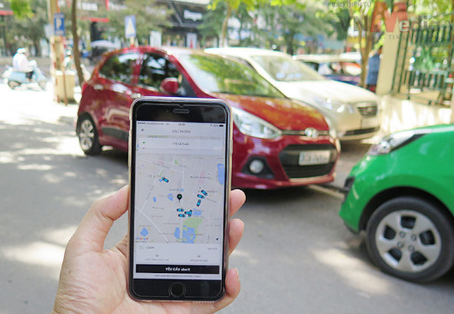 Hà Nội chính thức ‘trảm’ dịch vụ đi chung xe của Grab và Uber