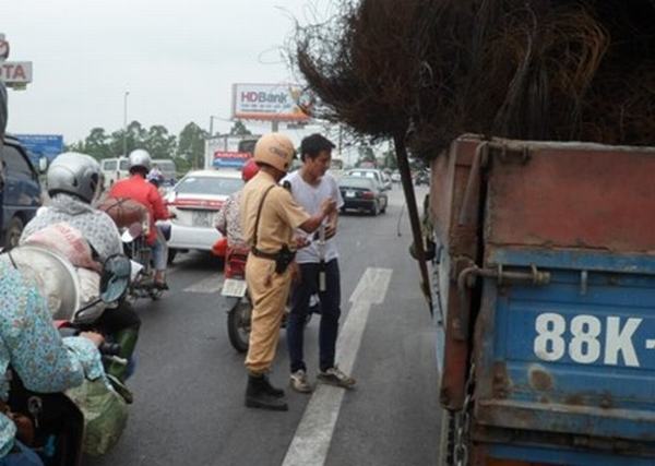 Cảnh sát giao thông Hà Nội làm nhiệm vụ trên đường Võ Văn Kiệt (Ảnh: X.Hải)