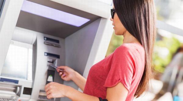 Những ngân hàng nào đang miễn phí rút tiền qua ATM?