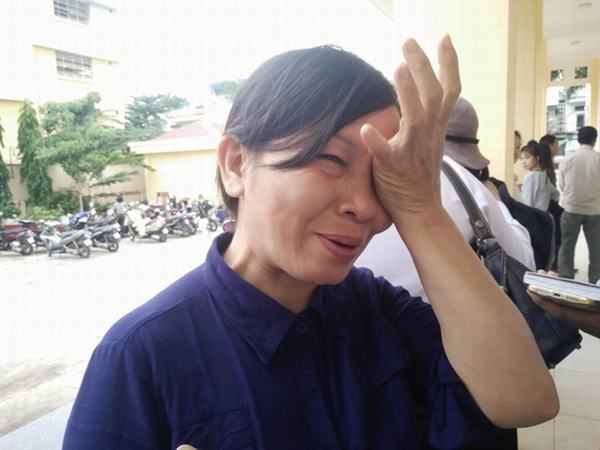 Trương Ngọc Ánh bị 'tố' thất hứa khi chỉ trao bảng 300 triệu chứ không đưa tiền cho nữ sinh bị tạt axit