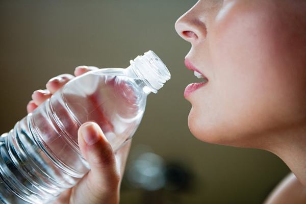 Uống nước sau ăn: Thói quen 'tàn phá' sức khỏe nhiều người mắc