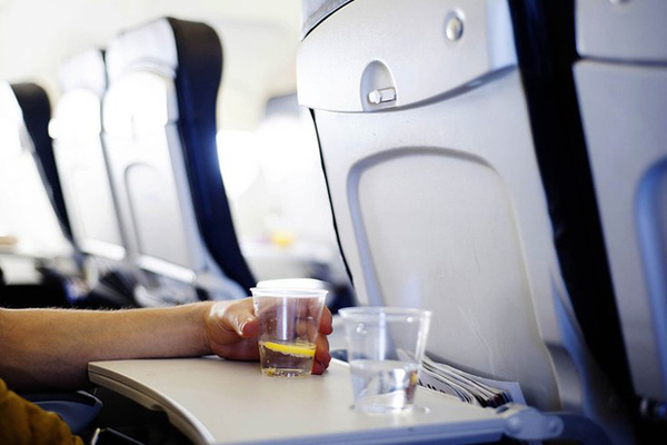 Các vật dụng trên máy bay chứa vi khuẩn gây hàng loạt bệnh nguy hiểm