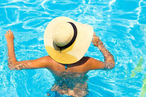 Clo trong nước bể bơi có thể gây ung thư bàng quang