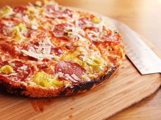Học cách biến hóa mì gói truyền thống thành pizza ngon lành 