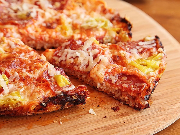 Học cách biến hóa mì gói truyền thống thành pizza ngon lành 