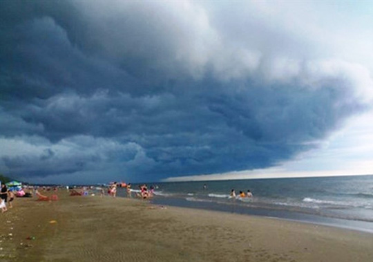Nhà khoa học lên tiếng về đám mây đen kỳ lạ trên biển Sầm Sơn - Ảnh 2.