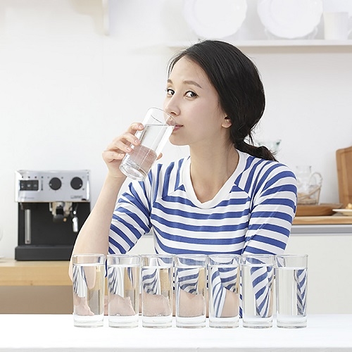 Những lí do khiến bạn nên hạn chế gấp việc uống nước đóng bình