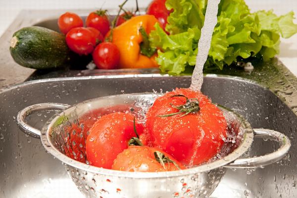 Rửa rau quả sai cách sẽ khiến bạn ăn thêm nhiều thuốc trừ sâu, đây là 6 hướng dẫn đúng