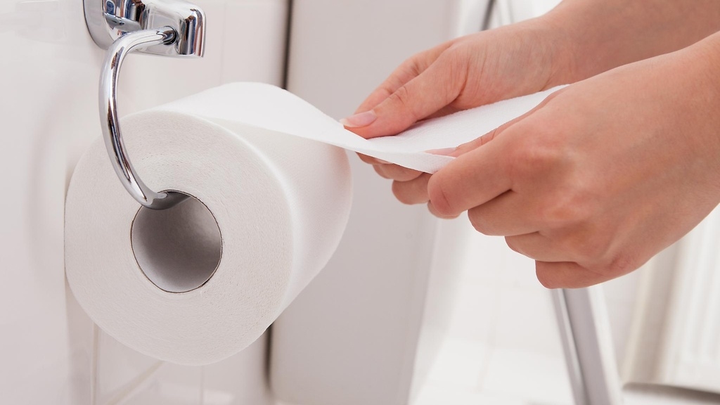 Tác hại khủng khiếp từ việc dùng giấy vệ sinh sai cách