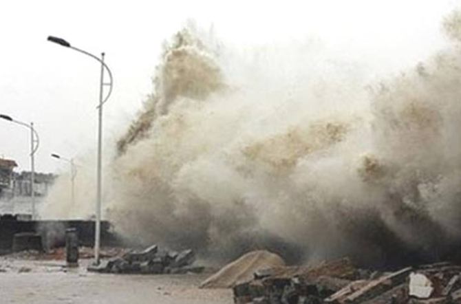 Tin bão số 6: Bão Hato giật cấp 12 đã vào biển Đông
