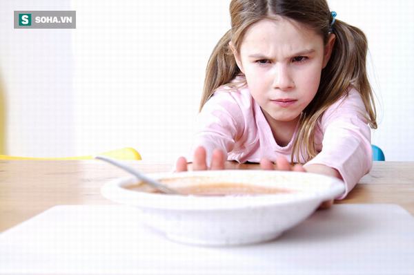 Trẻ có thể bị yếu xương, teo não, chậm trao đổi chất nếu bố mẹ mặc kệ con bỏ bữa ăn này