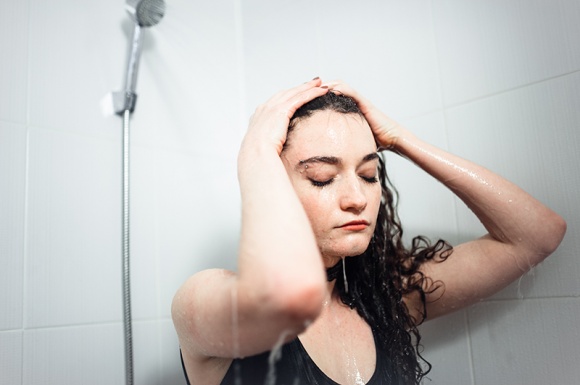 Tuyệt đối không nên rửa mặt khi tắm vòi sen và lý do sẽ khiến bạn ngạc nhiên