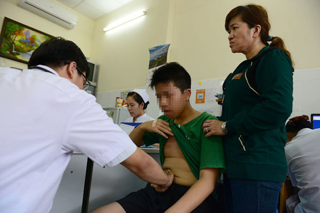 Một bệnh nhi 14 tuổi bị nhiễm vi khuẩn HP đang được bác sĩ Bệnh viện Nhi Đồng 1 khám bệnh. Ảnh: Tuổi trẻ