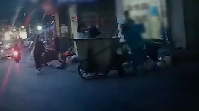 Kinh hoàng ẩn trong những túi nylon đen được vứt ra xe rác từ phòng khám thai ở Hà Nội