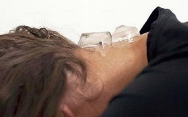 Đặt đá lạnh sau gáy mỗi ngày bạn sẽ cảm nhận được công dụng thần kỳ của nó đối với sức khỏe