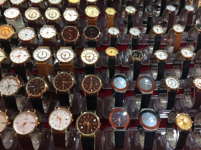 Đồng hồ giả ngập thị trường, người tiêu dùng biết tìm đâu hàng 'chuẩn'?