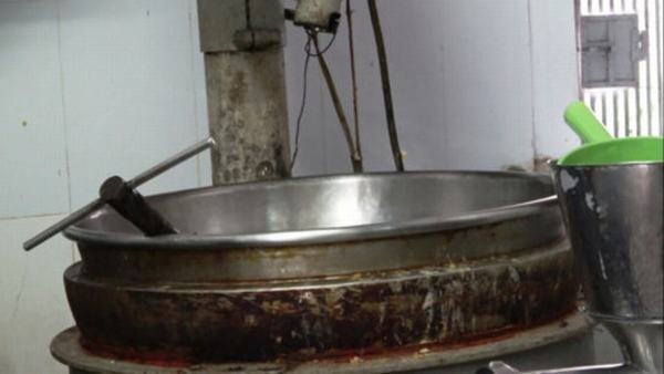 Lộ diện cơ sở làm bánh trung thu không đảm bảo vệ sinh, máy móc chứa đầy cặn bẩn