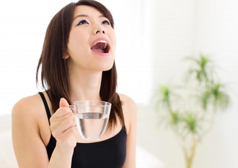 Tại sao viêm họng không nên uống nước đá?