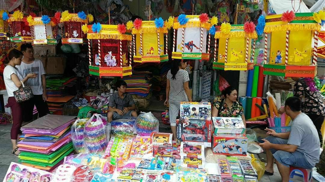 Tết Trung thu: Tiểu thương phố Hàng Mã thu bộn tiền nhờ bán hàng trên... Facebook, Zalo