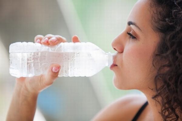Thực hư "tin đồn" uống nước lạnh sau khi ăn có hại tim
