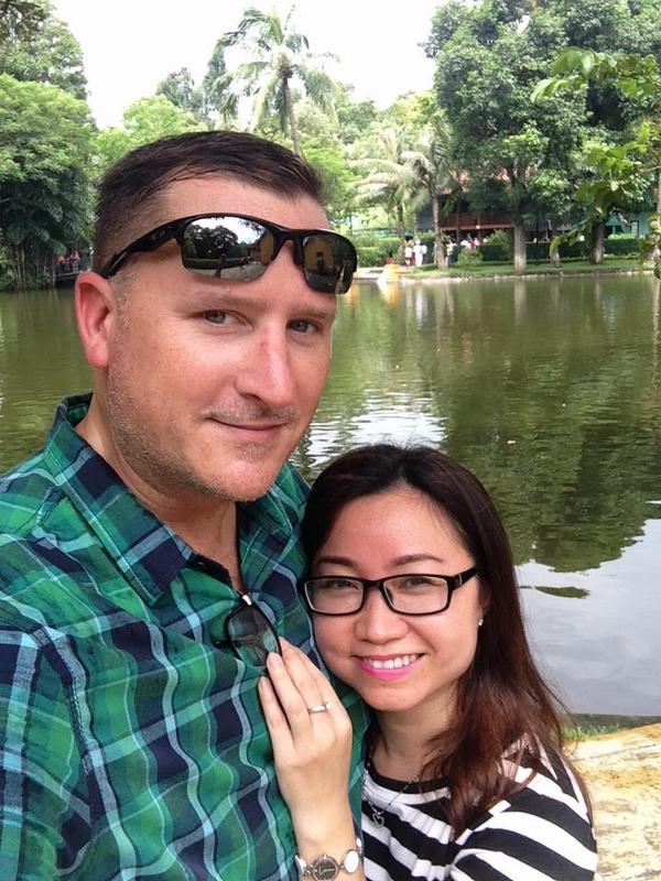 Vì quá yêu cô vợ Việt, chồng người Mỹ chấp nhận mất việc, giả vờ ngủ quên ở sân bay