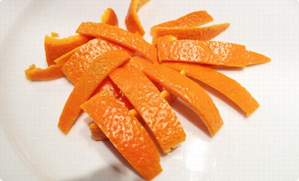 5 phút tự làm bình xịt thơm từ vỏ cam, chanh cho nhà thơm mát suốt ngày