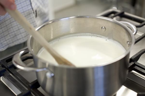 Cách nấu sữa hạt sen thơm ngon vệ sinh cho gia đình