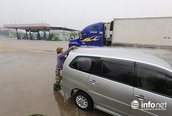Từ 16 năm nay, cây xăng "made in Việt Nam" này đã lau kính, rửa xe miễn phí