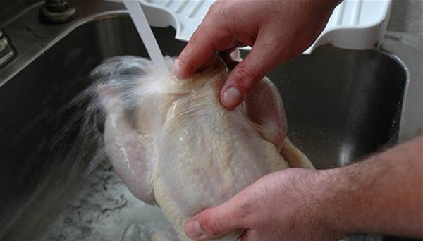 Có nên rửa thịt gà sống trước khi nấu?