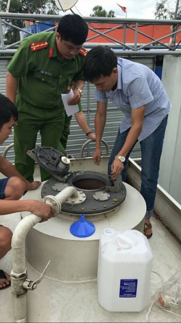 Đột kích doanh nghiệp làm giả hơn 2 triệu lít xăng tại Nghệ An