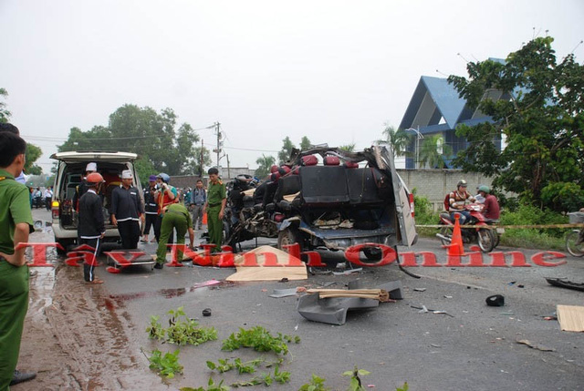Cảnh sát có mặt tại hiện trường xử lý vụ tai nạn và điều tiết giao thông