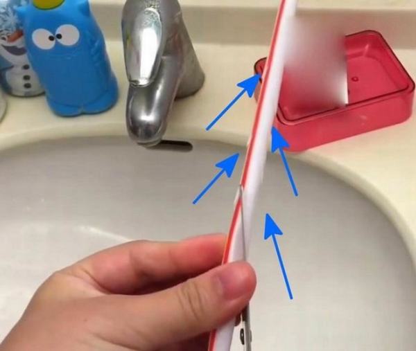 Mẹo lấy sạch tóc mắc trong lỗ thoát nước bồn rửa chỉ bằng 1 ống hút