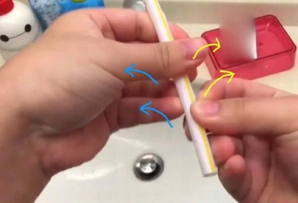 Mẹo lấy sạch tóc mắc trong lỗ thoát nước bồn rửa chỉ bằng 1 ống hút
