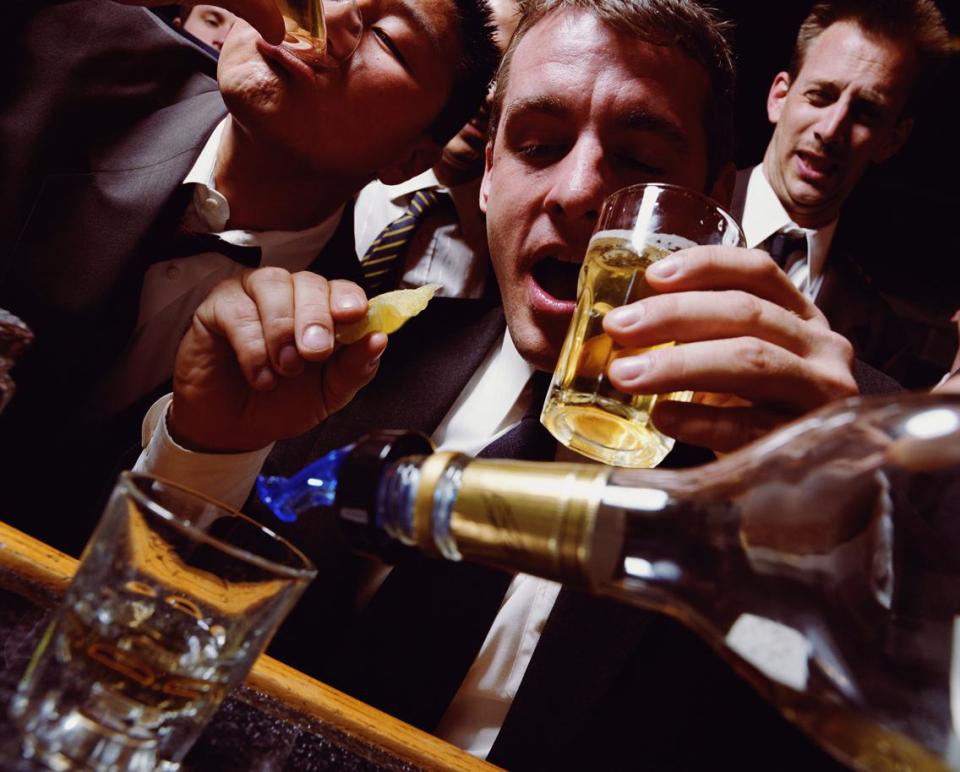 Mỗi ngày 2 ly rượu, người độ tuổi trung niên nguy cơ đột quỵ cao hơn 1/3 lần