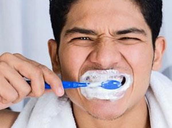 Những thói quen khiến răng bị xỉn, vàng, xấu xí và dễ bị sâu răng ít người biết