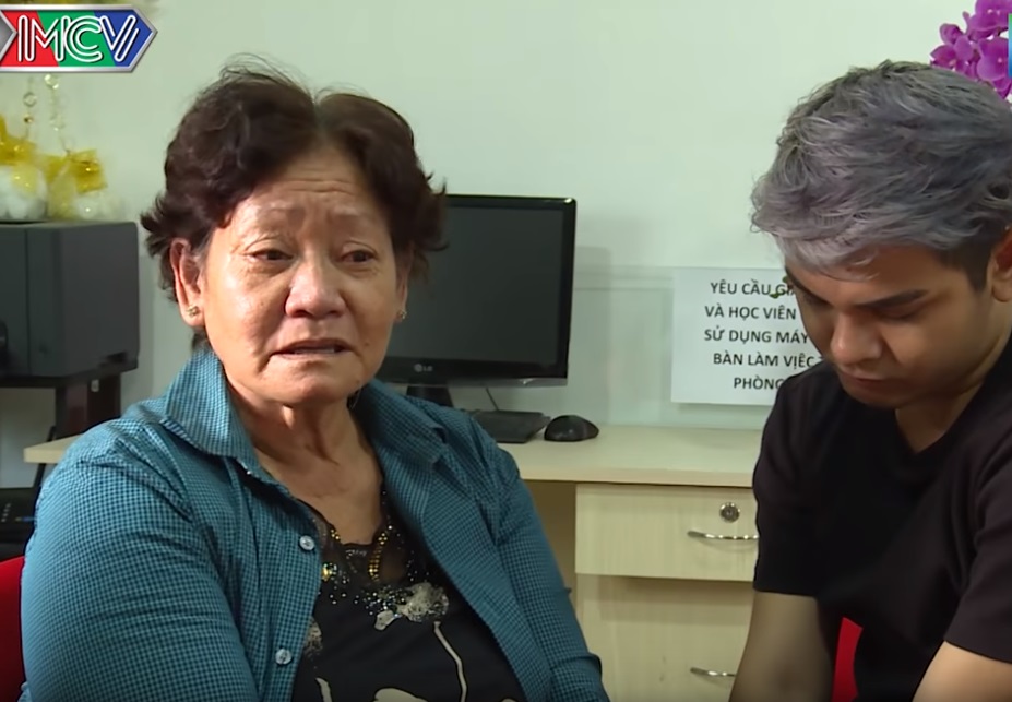 Sơn Ngọc Minh khóc nức nở sau khi công khai đồng tính với mẹ