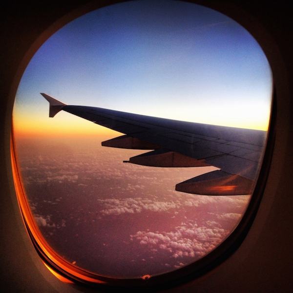 Tại sao cửa sổ máy bay là hình bầu dục mà không phải hình vuông?