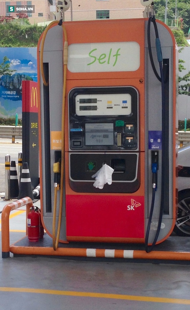 Trạm xăng Nhật Bản: Có sẵn cả bao tay lẫn khăn giấy để làm gì?