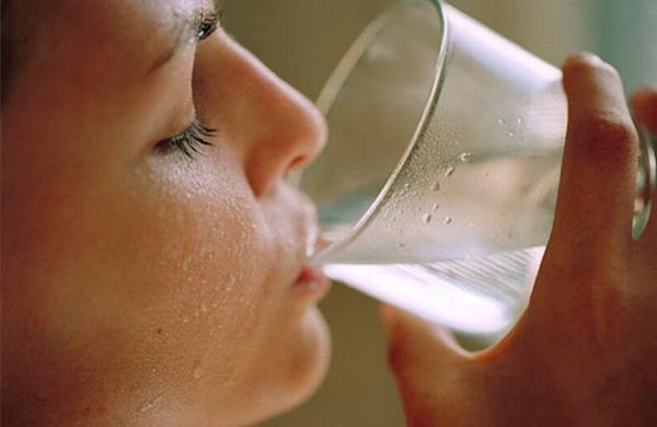 Uống nước kiểu này nhiều người mắc nhưng là nguyên nhân gây ra bệnh thận và suy thận mà chẳng ai biết