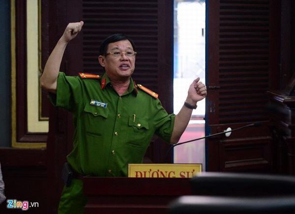 Trước khi phiên xét xử buổi chiều ngày 23/10 bắt đầu, cơ quan công an đã đọc lệnh bắt 2 bị cáo Nguyễn Minh Hùng và Võ Mạnh Cường.