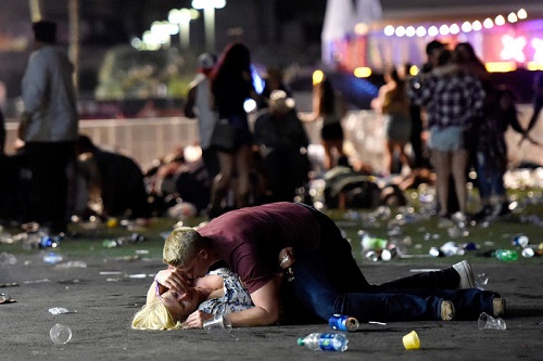 Xúc động hình ảnh người chồng hy sinh thân mình che cho vợ khỏi cơn mưa đạn tại vụ xả súng Las Vegas
