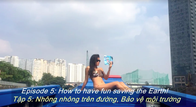 Cô gái mặc bikini nằm ngửa đọc sách dưới kênh Nhiêu Lộc để quay clip 