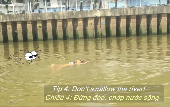 Cô gái mặc bikini nằm ngửa đọc sách dưới kênh Nhiêu Lộc để quay clip 