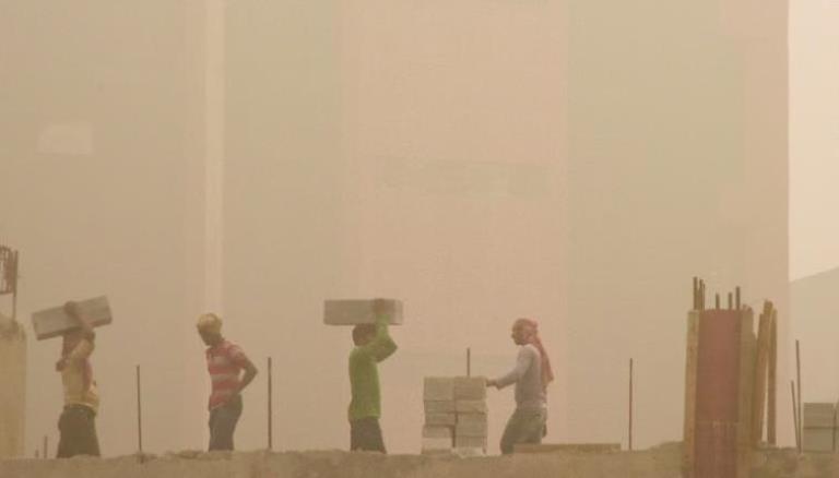Ấn Độ phun nước thủ đô để giảm ô nhiễm khói bụi