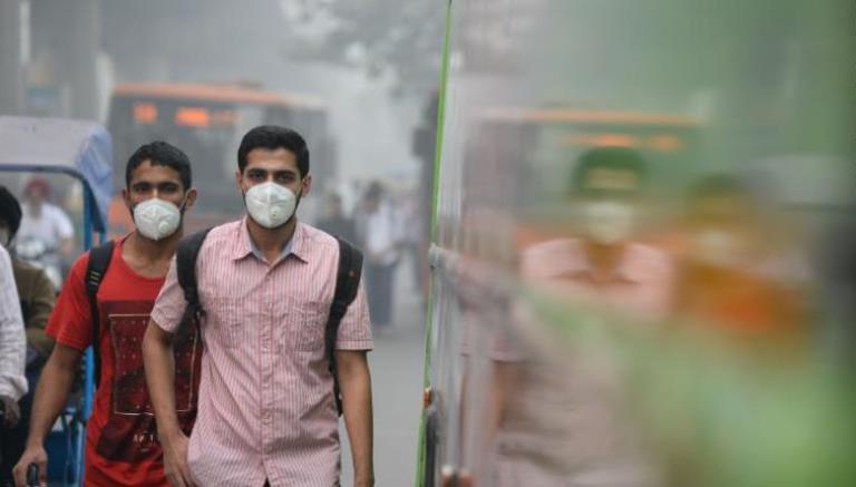 Ấn Độ phun nước thủ đô để giảm ô nhiễm khói bụi