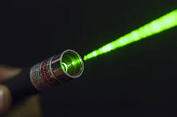 Cảnh báo: Một cậu bé 12 tuổi tổn thương võng mạc vĩnh viễn do bút laser chiếu vào mắt