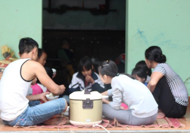 Cảnh sinh hoạt trong gia đình người mẹ 29 tuổi, sinh 8 con ở Hà Nội