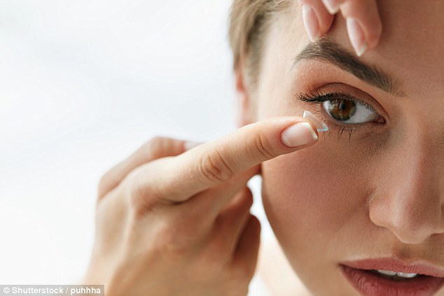 Chuyên gia cảnh báo sử dụng kính áp tròng không đúng cách có thể gây mù mắt